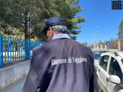 Come da regolamento il signore indossa un berretto e una pettorina blu con su scritto �Comune di Triggiano� dietro...